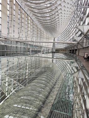 Tokyo, Japonya - 13 Mayıs 2024: Japonya 'daki Tokyo Uluslararası Forum' un halka açık salonu. Modern mimarinin harika bir örneği..