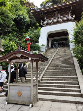 Kamakura, Japonya - 14 Mayıs 2024: Enoshima Tapınak Alanı, Japonya. Bu kapının adı Zuishinmon. Saf ruh anlamına gelebilir.