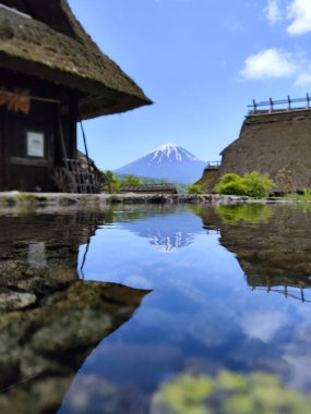 Kawaguchiko, Japonya- 16 Mayıs 2024: Saiko Iyashi no Sato Nenba veya Kawaguchiko, Japonya 'daki Geleneksel Japon Köyü. Burası Fuji Dağı 'na yakın eski çiftlik evlerini birleştirmek için güzel bir yer.