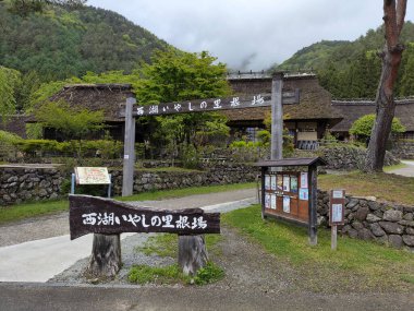 Kawaguchiko, Japonya- 16 Mayıs 2024: Saiko Iyashi no Sato Nenba veya Kawaguchiko, Japonya 'daki Geleneksel Japon Köyü. Burası Fuji Dağı 'na yakın eski çiftlik evlerini birleştirmek için güzel bir yer.