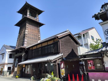 Kawagoe, Japonya- 17 Mayıs 2024: Japonya 'nın Saitama ilindeki Kawagoe şehri. Time 's Bell adında çan kulesi olan küçük bir caddenin manzarası.