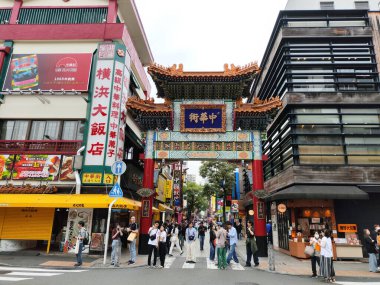 Yokohama, Japonya - 19 Mayıs 2024: Yokohama Çin Mahallesi, Japonya 'ya turistler ziyaret etti. Japoncada Yokohama Chukagai olarak adlandırılır ve Japonya 'daki üç Çin mahallesinden biridir..