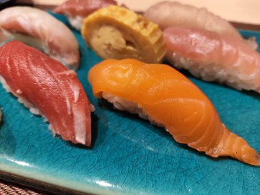 Suşi tabağı, tabakta çiğ balık ve pirinç çerezi seçimi.