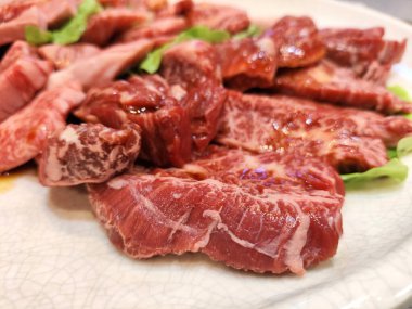 Japon usulü ızgara et. Kaliteli Japon wagyu bifteği bbq için tabakta dilimlenmiş.