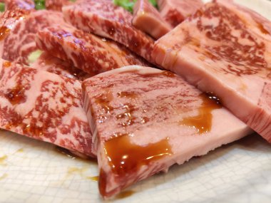 Japon usulü ızgara et. Kaliteli Japon wagyu bifteği bbq için tabakta dilimlenmiş.