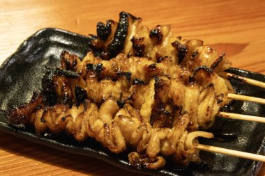Tabağında teriyaki derisi olan Yakitori.