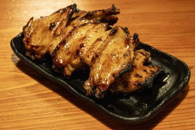 Japon yemeği, Tavuk kanadı Yakitori tabakta