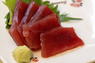 Ton balığı sashimi, çiğ ton balığı. Ton balığı Japon yemeğindeki en ünlü çiğ balıktır..