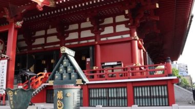 Tokyo, Japonya - 11 Mayıs 2024: Asakusa Dera Senso-ji Tokyo 'daki en eski Budist tapınağıdır. Aslen 645 yılında kurulmuş olup, Asakusa bölgesinin merkezini oluşturur..