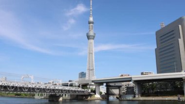 Tokyo, Japonya - 18 Mayıs 2024: Tokyo 'daki Sumida Nehri' nden Tokyo Skytree 'nin görüntüsü. 2010 yılında Japonya 'nın en yüksek kulesi oldu ve 634 metre yüksekliğe ulaştı.