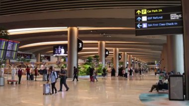 Singapur - 24 Mayıs 2024: Singapur Changi Havaalanı 'ndaki Terminal 2' nin iç görünümü. Changi Havaalanı Singapur 'a hizmet veren büyük bir sivil havaalanıdır..