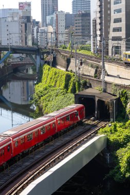 Tokyo, Japonya - 18 Mayıs 2024: Tokyo 'da Ochanomizu Tren İstasyonu ve Kanda Nehri yakınlarındaki tren kavşağı. Tokyo 'da Ochanomizu Tren İstasyonu ve Nehir Kanda kavşağı