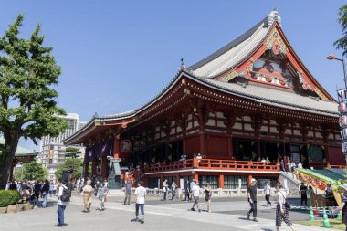 Tokyo, Japonya - 18 Mayıs 2024: Tokyo 'daki Sensoji tapınağını ziyaret eden kimliği belirsiz kişiler. Sensoji tapınağı Asakusa 'nın en ünlü yeridir..