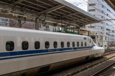 Nagoya, Japonya - 9 Mayıs 2024: İnsanların istasyonda beklediği Nagoya İstasyonu 'na gelen Shinkansen treni