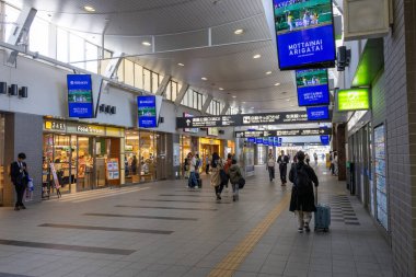 Okayama, Japonya - 10 Mayıs 2024: Okayama İstasyonu, Japonya 'da alışveriş caddesi. Burası Batı Honshu veya Chugoku Bölgesi' nde bulunan bir istasyondur.