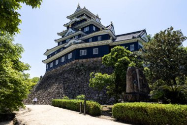 Okayama, Japonya - 10 Mayıs 2024: Okayama Kalesi (Kara Kale) Okayama, Japonya. Bu şehirde ünlü bir simgedir. .