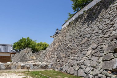 Okayama, Japonya - 10 Mayıs 2024 Japonya 'daki Okayama Kalesi' nin etrafındaki taş duvar. Bu da Edo Dönemi 'nin en büyük şatolarından biriydi ama ne yazık ki 1945' teki hava saldırılarında yok edildi.