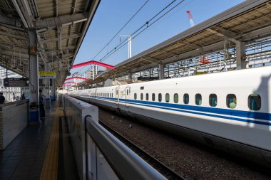 Okayama, Japonya - 10 Mayıs 2024: Okayama İstasyonu, Japonya 'ya yaklaşan mermi treni. Tokyo 'dan gelen Shinkansen trenleriyle kavşak oluşturan önemli bir istasyondur.