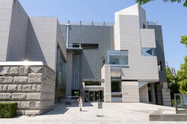 Okayama, Japonya - 10 Mayıs 2024: Okayama İlçe Sanat Müzesi Okayama, Japonya. Sergide Japon resim sergileri ve Batılı sanat eserleri müze koleksiyonu sergileniyor..