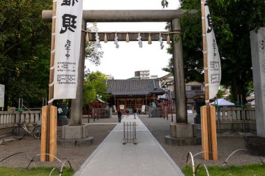 Tokyo, Japonya - 11 Mayıs 2024: Asakusa Tapınağı Tokyo, Japonya 'daki Sensoji Tapınağı içinde. Sanja-sama olarak da bilinir, şehirdeki en ünlü Shinto tapınaklarından biridir.