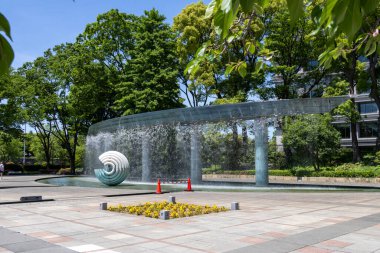 Tokyo, Japonya - 11 Mayıs 2024: Tokyo, Japonya 'daki Wadakura Çeşme Parkı. 1961 'de İmparator ve İmparatoriçe' nin kraliyet düğünü anısına inşa edildi.