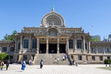 Tokyo, Japonya - 11 Mayıs 2024: İnsanlar Tokyo, Japonya 'daki Tsukiji Hongwan-ji tapınağına dua etmek için geliyor