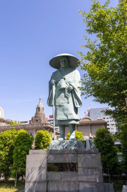 Tokyo, Japonya - 11 Mayıs 2024: Tokyo, Japonya 'daki Tsukiji Hongwan-ji Tapınağı' nda bulunan Aziz Shinran Heykeli. Jodo Shinshu Budist Mezhebinin kurucusu. 