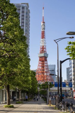 Tokyo, Japonya - 11 Mayıs 2024: Mavi gökyüzü ile Tokyo Kulesi manzarası. 332.9 metresiyle Tokyo Skytree 'nin inşasına kadar Japonya' nın en yüksek kulesiydi.