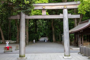 Tokyo, Japonya - 12 Mayıs 2024: Tokyo, Japonya 'daki Meiji Jingu Tapınağı' nın girişinde duran Torii Kapısı. İmparator Meiji ve eşinin tanrılaştırılmış ruhlarına adanmıştır.,