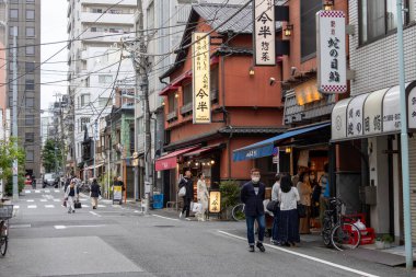 Tokyo, Japonya-12 Mayıs 2024: Tokyo, Japonya 'daki Ningyocho sokak manzarası. Ningyocho, Edo şehir merkezinin tarihi ve gelenekleri olan sofistike bir bölgesidir.