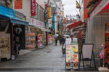 Tokyo, Japonya - 13 Mayıs 2024 Uena istasyonu, Tokyo yakınlarındaki Ueno Nakadori Alışveriş Sokağı. Daha çok Uechun olarak bilinir.