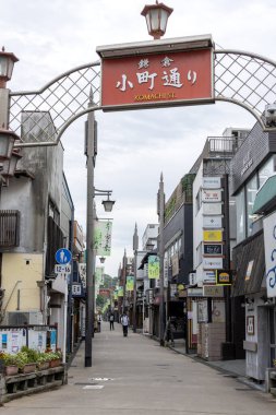 Kamakura, Japonya - 14 Mayıs 2024: Komachi-dori Caddesi, Japonya 'nın Kamakura istasyonunun dışındaki popüler alışveriş caddesi.