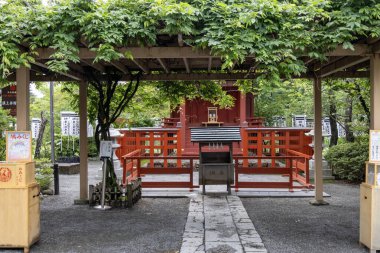 Kamakura, Japonya - 14 Mayıs 2024: Tsurugaoka Hachimangu, Kamakura, Japonya 'daki Minamoto Gölü' ndeki Hata Çağı Benzaiten Tapınağı 'nın kırmızı mimarisi