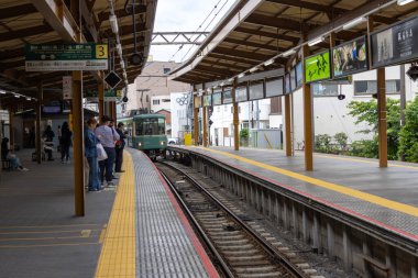 Kamakura, Japonya - 14 Mayıs 2024: Enoshima Electric Railway treni Japonya 'daki istasyona yaklaşıyor. Enoden, Japonya 'daki en eski altıncı demiryoludur.