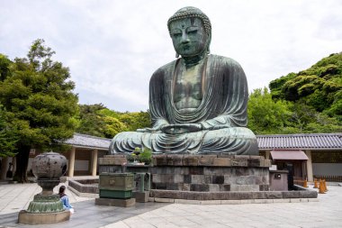 Kamakura, Japonya- 14 Mayıs 2024: Kamakura, Japonya 'daki Kamakura tapınağındaki Kamakura Daibutsu heykeli