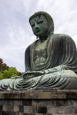 Kamakura, Japonya- 14 Mayıs 2024: Kamakura, Japonya 'daki Kamakura tapınağındaki Kamakura Daibutsu heykeli