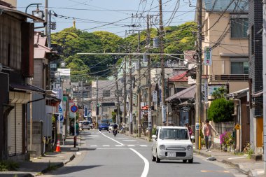 Kamakura, Japonya - 14 Mayıs 2024: Japonya 'daki Kamakura bölgesinin tipik sokak manzarası. 