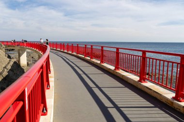 Enoshima, Japonya - 14 Mayıs 2024: Enoshima Adası, Japonya 'daki Iwayabashi Köprüsü. Bu köprü Enoshima mağaralarını Enoshima adasına bağlıyor..