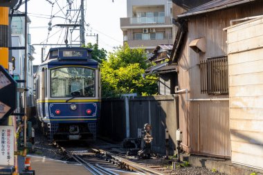 Kamakura, Japonya - 14 Mayıs 2024: Kamakura, Japonya 'daki Enoshima Dentetsu tren hattı. Eski cazibesini deniz kenti Kamakura 'da sergiliyor.