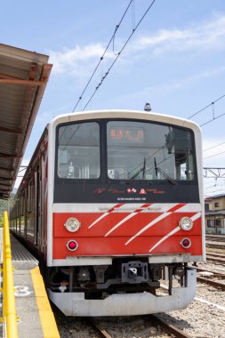 Kawaguchiko, Japonya - 15 Mayıs 2024: Japonya 'daki Kawaguchiko İstasyonu' nda yerel tren. Kawaguchiko İstasyonu 'na ancak Fujikyu Demiryolu Hattı üzerinden ulaşılabilir.