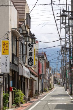 Shimoyoshida, Japonya - 15 Mayıs 2024: Shimoyoshida, Japonya 'daki Nishi Ura Doori Caddesi' nden Fuji Dağı 'na doğru bakın. Şehir ve Mt. Dağın çarpıcı derecede fotojenik bir manzarası var. Fuji