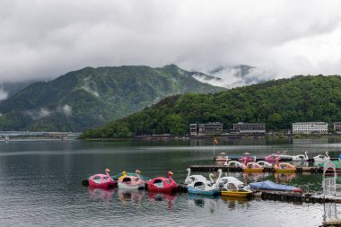 Kawaguchiko, Japonya-16 Mayıs 2024: Kawaguchiko Gölü yakınlarındaki ev ve apartman