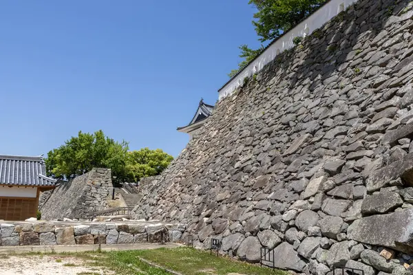 Okayama, Japonya - 10 Mayıs 2024 Japonya 'daki Okayama Kalesi' nin etrafındaki taş duvar. Bu da Edo Dönemi 'nin en büyük şatolarından biriydi ama ne yazık ki 1945' teki hava saldırılarında yok edildi.