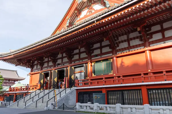 Tokyo, Japonya - 11 Mayıs 2024: Asakusa Dera Senso-ji Tokyo 'daki en eski Budist tapınağıdır. Aslen 645 yılında kurulmuş olup, Asakusa bölgesinin merkezini oluşturur..