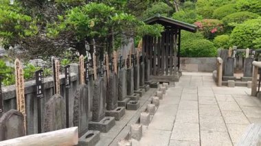 Tokyo, Japonya - 19 Mayıs 2024: Tokyo, Japonya 'daki Sengakuji Tapınağı' nda 47 Ronin Mezarlığı. Sengakuji tüm Japonya 'da bilinen ünlü ve popüler bir Budist tapınağıdır.