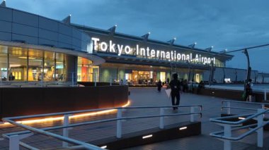 Tokyo, Japonya - 19 Mayıs 2024: Tokyo Uluslararası Havaalanı 'nın dışı, daha çok Haneda Havaalanı olarak bilinir. Haneda Tokyo 'ya hizmet veren öncelikli uluslararası havaalanıdır.