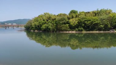 Okayama, Japonya - 10 Mayıs 2024: Okayama City, Japonya 'daki Asahi Nehri manzarası. Okayama Kalesi ve Korakuen bu nehrin tam karşısındaki yerdeler..