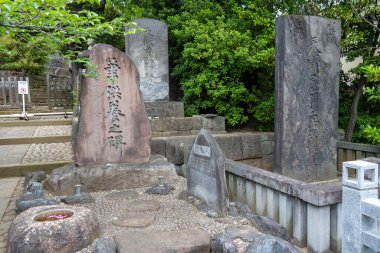 Tokyo, Japonya - 19 Mayıs 2024: Tokyo 'daki Shinagawa İstasyonu yakınlarındaki küçük bir tapınak olan Sengakuji' de ünlü 47 Ronin mezarı