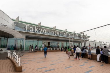 Tokyo, Japonya - 19 Mayıs 2024: İnsanlar Haneda Havaalanı gözlem güvertesinden manzaranın tadını çıkarıyorlar. Uçağın kalkışını ve inişini görmek için iyi bir yer.. 