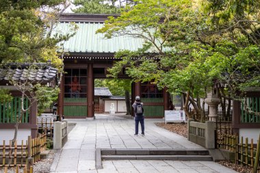 Kamakura, Japonya - 14 Mayıs 2024: Kotokuin Tapınağı Büyük Buda, Kamakura, Japonya ile ünlü kapısı